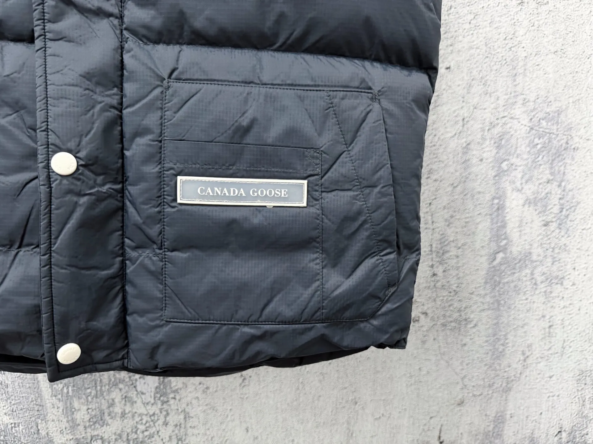 (Original 90) [Canadagoose] Canada Goose White Label Glacier Down Vest Canada Goose New Arrival "Northern Lights Series" Down Vest Canada Goose New Arrival "Northern Lights" Northern Lights White Label Down Vest is now available! The light and layered colors give people the feeling of being trapped in the mist around icebergs and glaciers. It can be said to be very dreamy! Original YKK zipper, Size:XS-XXL